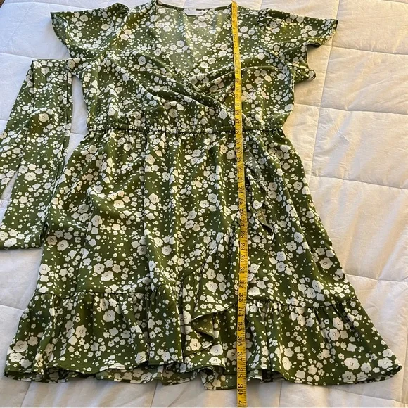 Like New LC Lauren Conrad Colie Wrap Short Sleeve Dress in Green Floral Print - Picture 6 of 9